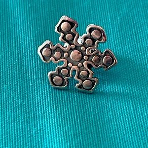 John Hardy 2004 Snow flake pin. Sterling silver.